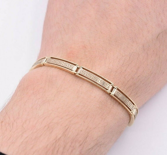 How should a men's bracelet fit?