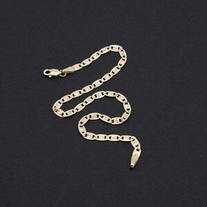 Puede incluir: Un collar de cadena de oro con un dise&ntilde;o tricolor que presenta eslabones de oro amarillo, blanco y rosa.
