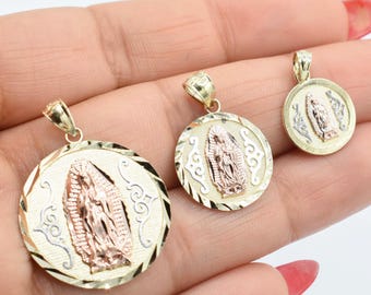 Op de afbeelding: Drie gouden hangers met een afbeelding van de Maagd Maria in een rond ontwerp. De hangers zijn in verschillende maten en zijn gemaakt van geel, wit en roségoud.