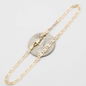 Puede incluir: Un brazalete de cadena de oro con un dise&ntilde;o tricolor. La cadena est&aacute; hecha de oro amarillo, rosa y blanco. El brazalete mide aproximadamente 18 cm de largo y se muestra junto a una moneda de 25 centavos de d&oacute;lar estadounidense para comparar el tama&ntilde;o.