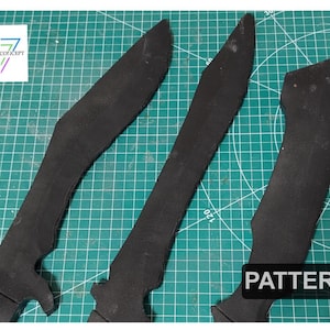 May include: Three black, blade-shaped objects with pointed tips and curved handles are arranged on a green cutting mat. The word "PATTERN" is displayed in a black rectangle. The logo "CHRIS CONCEPT" is in the upper left corner.