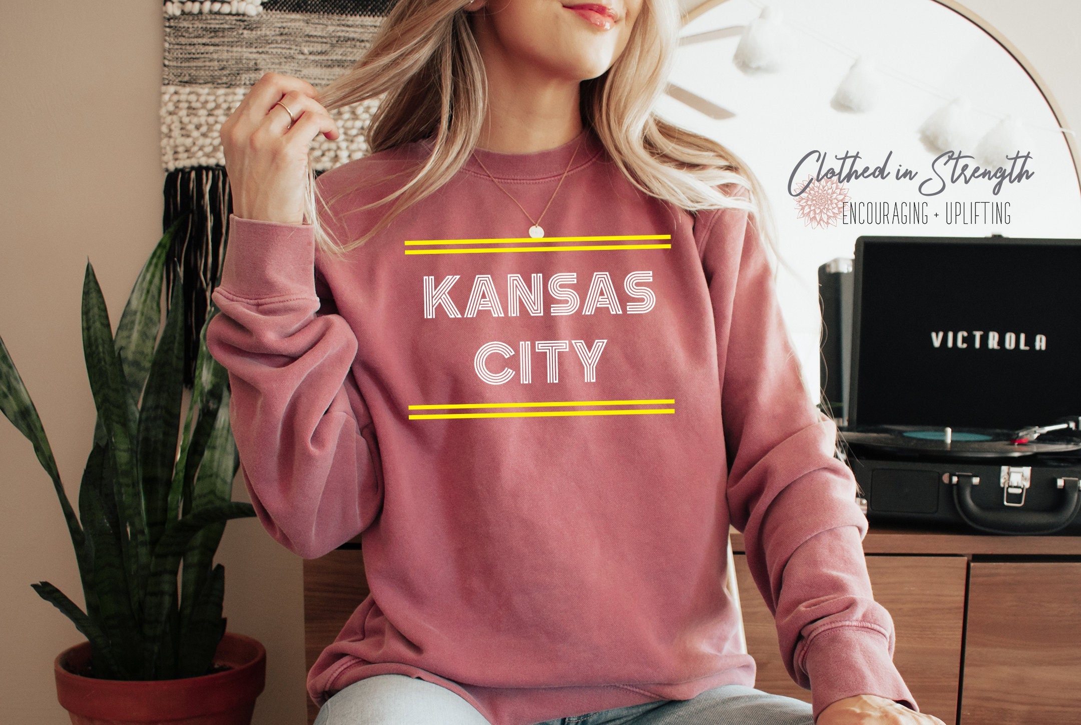 Red Kingdom Kansas City Distressed Premium grafisch unisex sweatshirt met ronde hals Kleding Gender-neutrale kleding volwassenen Hoodies & Sweatshirts Sweatshirts KC Pride Sweater om te dragen op Game Day ter ondersteuning van de Chiefs 