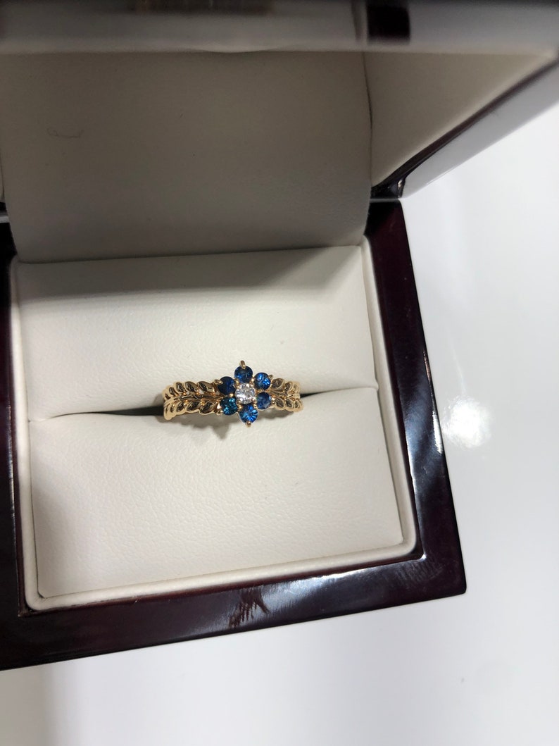 14K floral Sapphire and Diamond ring!