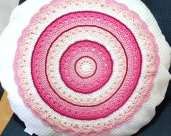 großes Rundkissen rosa weiß gehäkelt, rundes Häkelkissen 50cm Durchmesser, weißer Waffelpiquéstoff, Wohndeko Mädchenkissen, Geschenk für Sie