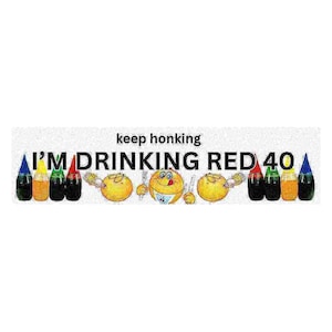 Könnte beinhalten: Ein Banner mit dem Text "keep honking I'M DRINKING RED 40" und mehreren emoji-artigen gelben Kreisen mit Utensilien. Farbige Flaschen mit Flüssigkeit befinden sich auf beiden Seiten der Emoji-Zeichen.