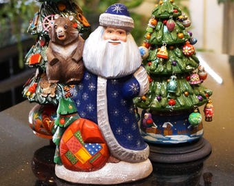 手彫りの木製サンタクロース、ウクライナの民芸品、クリスマスの装飾