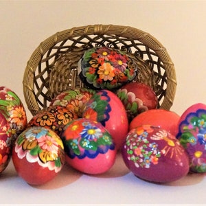 Un huevo de Pascua ruso pintado a mano, 7,6 cm de alto