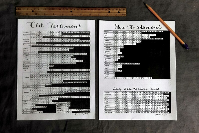 Pu&ograve; includere: Un tracker di lettura biblica stampabile in bianco e nero con una griglia per ogni libro dell'Antico e Nuovo Testamento. Il tracker include anche una griglia di calendario per la lettura quotidiana.
