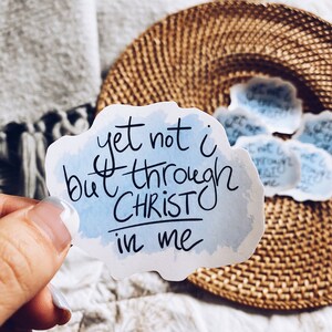 Yet Not I But Durch Christ In Me, 3-Zoll-wasserfester Aufkleber für Ihren Laptop/Planer/Wasserflasche; Christlich, Anbetung, Ermutigend