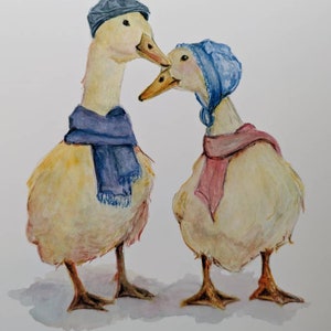 K&ouml;nnte beinhalten: Zwei Aquarell gemalte Enten, die H&uuml;te und Schals tragen. Die Ente links tr&auml;gt einen blauen Schal und einen blauen Hut. Die Ente rechts tr&auml;gt einen rosa Schal und einen blauen Hut. Die Enten schauen sich an und scheinen sich zu k&uuml;ssen.