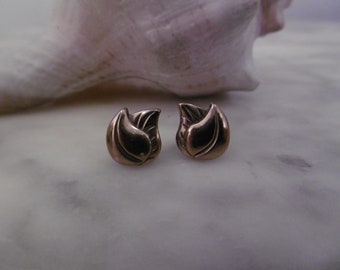 small dainty stud earrings *** gold ***