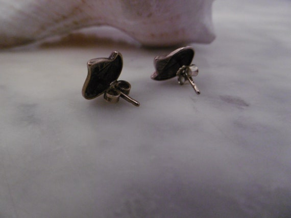 small dainty stud earrings *** gold *** - image 2