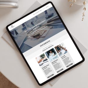 Op de afbeelding: Een tablet met de website van een boekhoud- en loonadministratiekantoor. De homepage bevat de tekst Your Trusted Bookkeeping Partner, Professional Bookkeeping & Payroll Services, Our Services en secties voor boekhouding en loonadministratie.