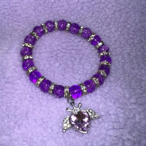 Pulsera con dije de corazón morado