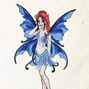 Könnte beinhalten: Stickerei einer Fee mit blauen Flügeln und einem blauen Kleid. Die Fee hat rote Haare und hält sich die Hand an die Wange.