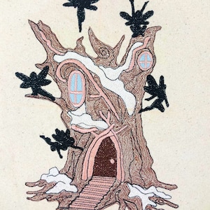Pode incluir: Bordado que representa uma casa na árvore com uma porta marrom, degraus rosa e duas janelas. A árvore é marrom com acentos brancos como de neve. Há silhuetas pretas de insetos voadores ao redor da árvore.