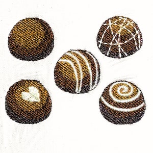 Op de afbeelding: Vijf chocoladetruffels met verschillende ontwerpen. De truffels zijn bruin met witte swirls en ontwerpen.