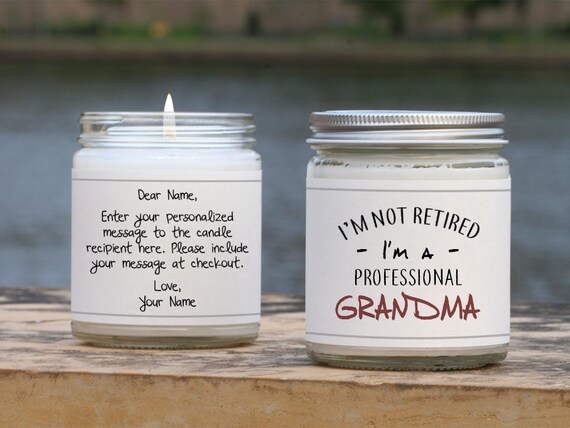 Naschrift Duizeligheid Schuldenaar Pensioen Cadeau voor oma Gepensioneerde Grootmoeder Candle | Etsy Nederland Naschrift Duizeligheid Schuldenaar Pensioen Cadeau voor oma Gepensioneerde Grootmoeder Candle | Etsy Nederland