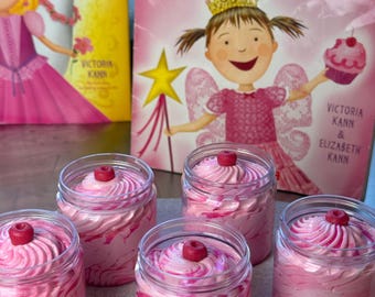 Manteca corporal batida, aroma a glaseado de fresa y vainilla, cuidado de la piel rosa brillante.