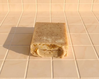 Pastilla de jabón de plátano, cúrcuma y manteca de karité