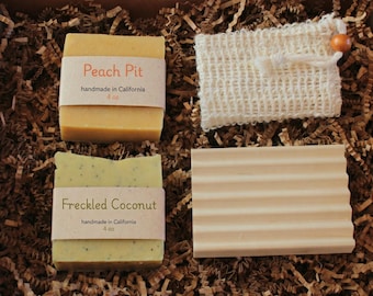 Juego de jabones exfoliantes / Hueso de melocotón, coco moteado, plato de madera reciclada