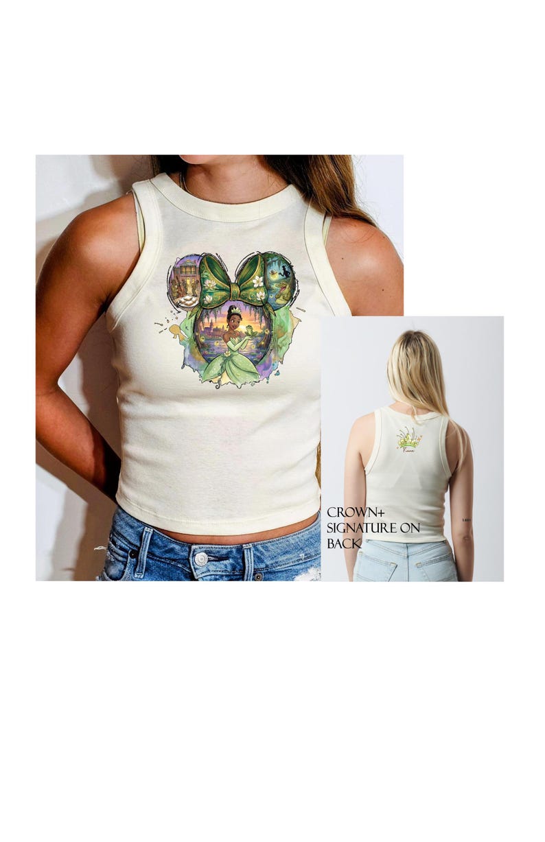 Peut inclure: D&eacute;bardeur cr&egrave;me avec un graphisme color&eacute; d'une princesse en robe verte, dans un design d'oreille de Mickey Mouse. Le dos du d&eacute;bardeur pr&eacute;sente une couronne et une signature. Le d&eacute;bardeur est port&eacute; avec un short en jean bleu.