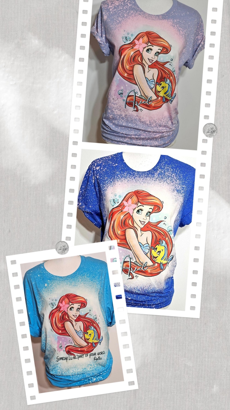 Puede incluir: Una camiseta tie-dye azul, blanca y rosa con un dise&ntilde;o salpicado de lej&iacute;a que presenta a Ariel de La Sirenita sosteniendo a Flounder. La camiseta tiene el texto "Someday I'll be part of your world" y "Ariel" escrito en ella.