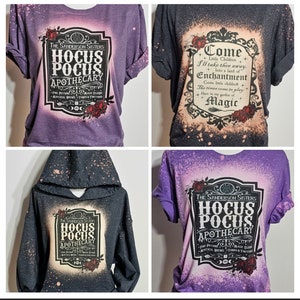 Puede incluir: Cuatro camisetas diferentes con dise&ntilde;os de lej&iacute;a que representan a las hermanas Sanderson de la pel&iacute;cula Hocus Pocus. Los dise&ntilde;os incluyen el texto "The Sanderson Sisters Hocus Pocus Apothecary" y "Come Little Children I'll take thee away. Into a land of Enchantment Come little children The times come to play Here in my garden of Magic".