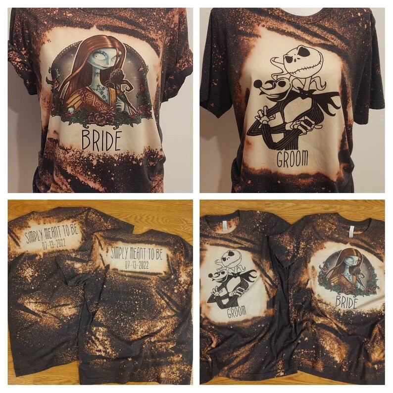 以下が含まれることがあります： 漂白剤で飛び散ったデザインが施された黒いTシャツ2枚。1枚は、ナイトメア・ビフォア・クリスマスのサリーの漫画の画像が描かれており、その下に「Bride」の文字が書かれている。もう1枚は、ナイトメア・ビフォア・クリスマスのジャック・スケリントンとゼロの漫画の画像が描かれており、その下に「Groom」の文字が書かれている。両方のTシャツには、「Simply Meant To Be」というテキストと「01-13-2022」という日付が印刷されている。
