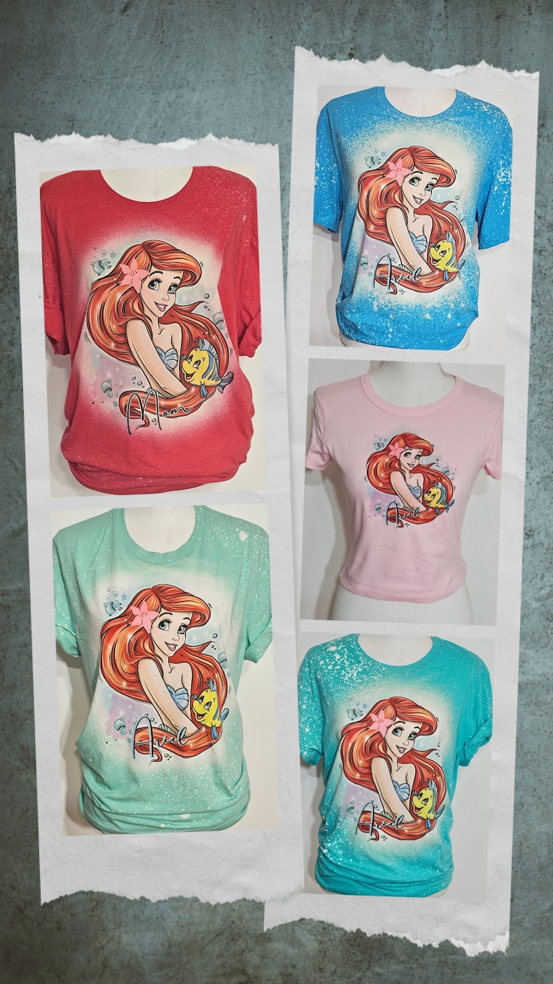 Puede incluir: Cinco camisetas de diferentes colores con un dise&ntilde;o salpicado de lej&iacute;a con una imagen de dibujos animados de Ariel de La Sirenita sosteniendo un pez amarillo. Las camisetas son de color rojo, azul, rosa, verde y turquesa.