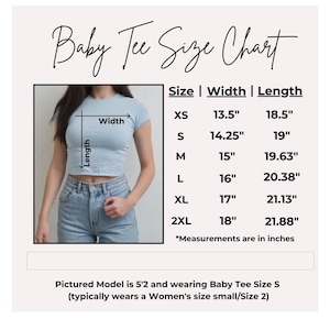 Peut inclure: Tableau des tailles de t-shirt b&eacute;b&eacute; avec mesures en pouces. Les tailles XS &agrave; 2XL sont r&eacute;pertori&eacute;es avec les dimensions de largeur et de longueur. Le mod&egrave;le porte un t-shirt b&eacute;b&eacute; taille S.