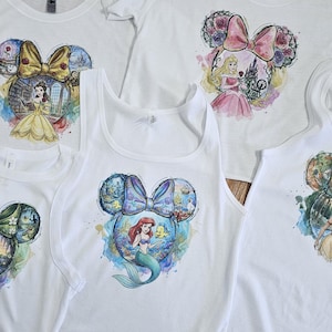 Peut inclure: Ensemble de trois tasses en c&eacute;ramique avec une finition mate et mouchet&eacute;e. Les tasses sont de couleur cr&egrave;me, gris clair et gris fonc&eacute;. Chaque tasse a un design simple et minimaliste avec une anse arrondie.