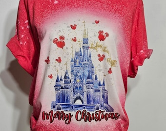 Camiseta navideña de Magic Kingdom, castillo navideño, muy feliz navidad, reino mágico, camiseta de Mickey, camiseta de Bleach, castillo de princesa, believe