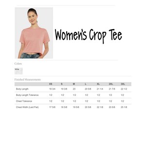 Puede incluir: Una tabla de tallas para una camiseta corta de mujer, que muestra las medidas en pulgadas para las tallas XS a 3XL. La tabla incluye las medidas de la longitud del cuerpo, la tolerancia de la longitud del cuerpo, la tolerancia del pecho y el ancho del pecho (extendido).