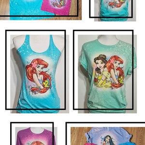 Puede incluir: Un conjunto de seis camisas blanqueadas y te&ntilde;idas con tie-dye que representan a las princesas Disney Ariel y Bella. Las camisas son de varios colores, incluyendo rosa, morado, azul y verde. Cada camisa presenta un dise&ntilde;o diferente de las princesas con sus accesorios caracter&iacute;sticos.