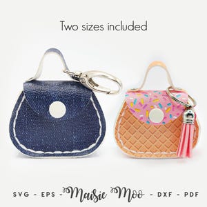 Peut inclure: Deux porte-cl&eacute;s en forme de mini-sac &agrave; main. L'un est bleu marine avec un bouton blanc et un fermoir argent&eacute;. L'autre est con&ccedil;u pour ressembler &agrave; un cornet de glace, avec un dessus rose &agrave; paillettes et un pompon rose.