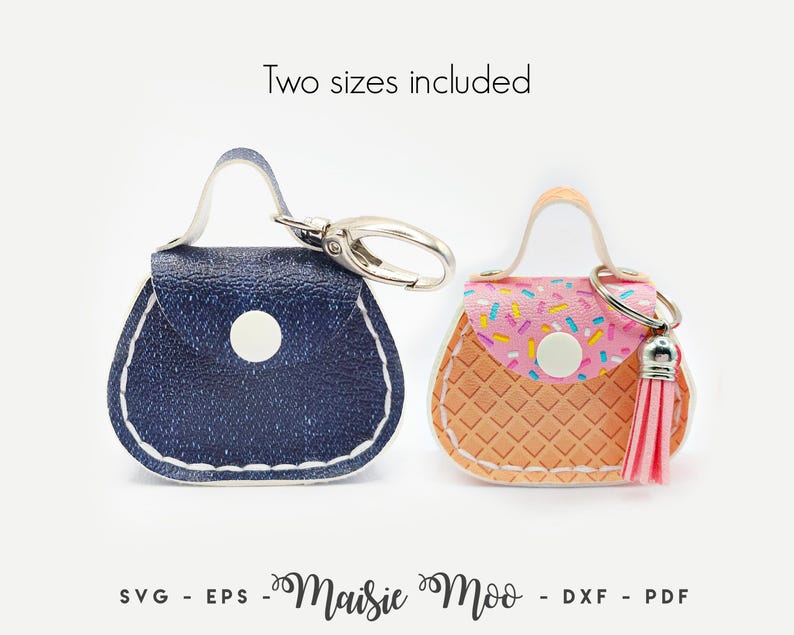 Peut inclure: Deux porte-cl&eacute;s en forme de mini-sac &agrave; main. L'un est bleu marine avec un bouton blanc et un fermoir argent&eacute;. L'autre est con&ccedil;u pour ressembler &agrave; un cornet de glace, avec un dessus rose &agrave; paillettes et un pompon rose.