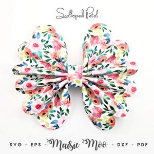 Op de afbeelding: Een strik met geschulpte bloemblaadjes op een witte achtergrond met een aquarel bloemenprint in roze, oranje en groene tinten. De tekst Scalloped Petal staat bovenaan en Maisie Moo SVG - EPS - DXF - PDF staat onderaan de afbeelding.