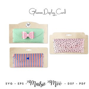 Puede incluir: Tres tarjetas de presentación rectangulares para gafas con un estuche verde menta con lazo rosa brillante, un estuche con estampado de leopardo rosa y un estuche con rayas rojas, blancas y azules. Aparece el texto Glasses Display Card y Maisie Moo SVG EPS DXF PDF.