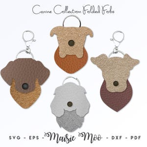 Puede incluir: Cuatro llaveros con forma de perro en varias texturas y colores, incluyendo marrón, bronceado y gris, cada uno con un broche y anillo de metal. El texto Canine Collection Folded Fobs y Maisie Moo SVG - EPS - DXF - PDF aparece en la imagen.