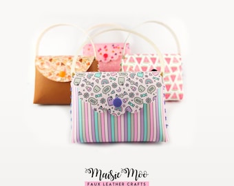 Op de afbeelding: Een collectie van vier kleine handtassen met gebogen handvatten en geschulpte flappen. De voorste tas heeft een pastelkleurig gestreept lichaam en een flap met een patroon van spookjes, vleermuizen, regenbogen en snoepjes. Sluiting met drukknoop.