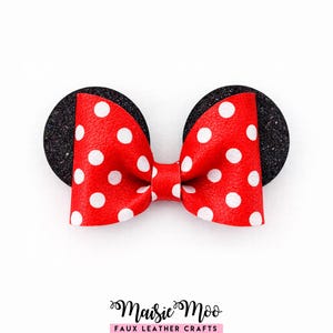 Pode incluir: Um laço vermelho com bolinhas brancas está centrado entre dois círculos pretos brilhantes. O laço é um design clássico, ideal para acessórios de cabelo. A imagem também inclui o texto "Maisie Moo Faux Leather Crafts".
