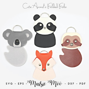 Puede incluir: Cuatro llaveros con forma de animal que representan un koala, un panda, un perezoso y un zorro con anillas metálicas. El texto "Cute Animal's Folded Fobs" y "Maisie Moo - SVG - EPS - DXF - PDF" aparece impreso en negro arriba y abajo.