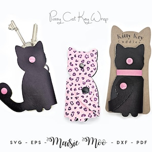 Puede incluir: Tres fundas para llaves con forma de gato que incluyen un diseño negro sólido con un broche rosa, un diseño de estampado de leopardo rosa y negro con broches negros, y un diseño negro con un collar y broche rosa sobre un soporte de cartón.