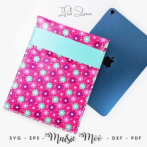 Könnte beinhalten: Eine rechteckige Tablethülle mit einem leuchtend pinkfarbenen Hintergrund und einem wiederkehrenden Muster aus kleinen türkisfarbenen und violetten Blumen, akzentuiert durch ein hellblaues Querband oben. Ein blaues Tablet liegt daneben.