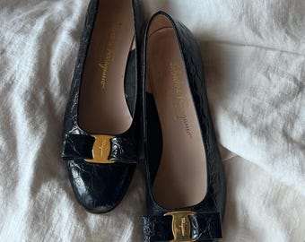 Escarpins vintage Salvatore Ferragamo Vara en cuir verni | Talons en cuir noir façon croco | Boucles et nœud dorés