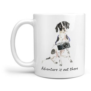 Äventyret finns där ute! Engelsk pointerhundmugg; Söt illustrerad resemugg, rolig present till hundälskare. Anpassa hundnamnet gratis