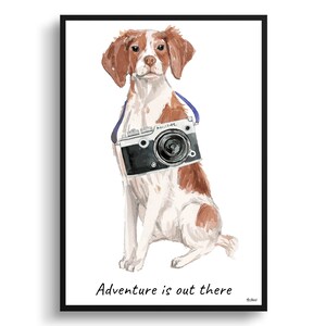 A aventura está aí. Ilustração de impressão do Brittany Dog. Opções de arte de parede emoldurada e sem moldura. Nome personalizado. Tamanhos de pôster