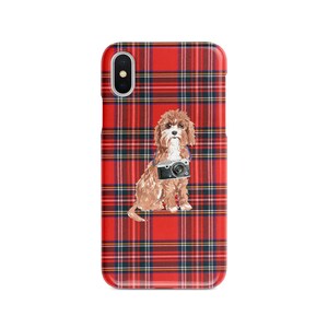 Mobilskal med tartanmotiv och Cavapoo-motiv. 11 stilar: iPhone 16 Pro Max, 15, 14 till 6 & Samsung Galaxy S24 Ultra, S23, S22