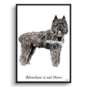 Het avontuur is daar Bouvier des Flandres Dog print illustratie. Opties voor ingelijste en niet-ingelijste muurkunst. Gepersonaliseerde naam. Posterformaten